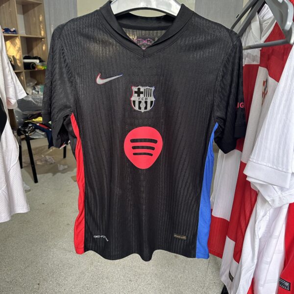 Barcelone 2025
Tissu:3D❤️🖤💙
Avec flocage :400🫢