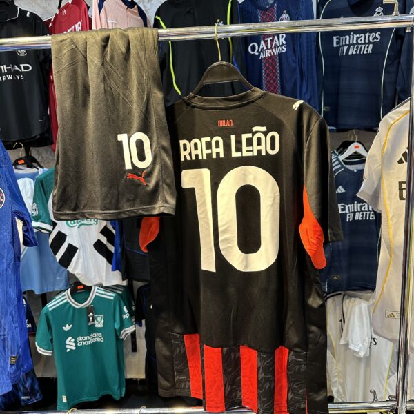 Tenu Ac milan  2026🇮🇹 ( tissu jersy + logo-sponsor =🧵🪡) ( notes de commandes tem akteb joueur lurak baghih❤️‍🔥