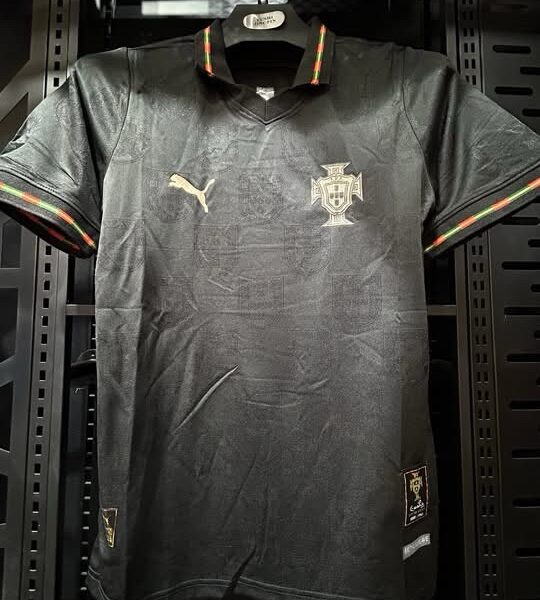Maillot Portugal 🇵🇹 coupe du monde 🌎  (maillot sans flocage 380 elf avec le flocage 450 elf )